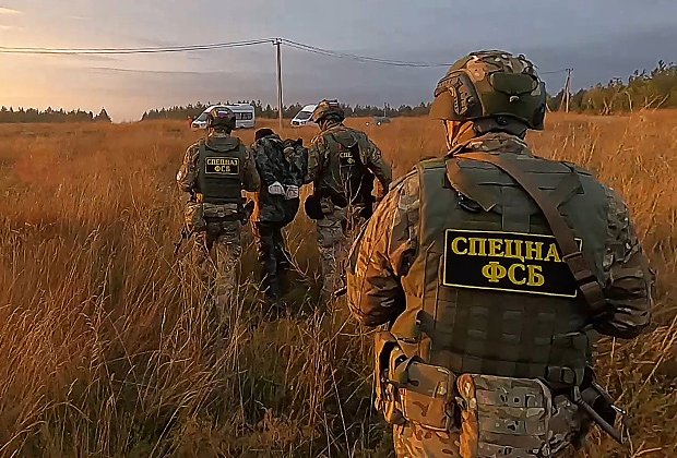 Бойцы спецназа ФСБ с россиянином, задержанным за подготовку теракта на газопроводе, поставляющем энергоносители в Турцию и Европу