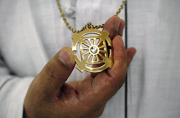 Мунитское ожерелье с символом Церкви объединения. Фото: Hye Soo Nah / AP