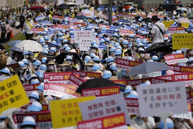 Южнокорейские последователи Церкви объединения на протесте против негативного освещения их веры в японских СМИ. Сеул, 18 августа 2022 года. Фото: Lee Jin-man / AP