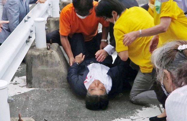 Бывшему премьер-министру Синдзо Абэ оказывают помощь после огнестрельного ранения. Нара, 8 июля 2022 года
