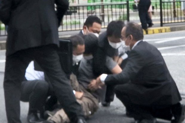 Служба охраны задерживает мужчину, выстрелившего в бывшего премьер-министра Японии Синдзо Абэ. Нара, 8 июля 2022 года