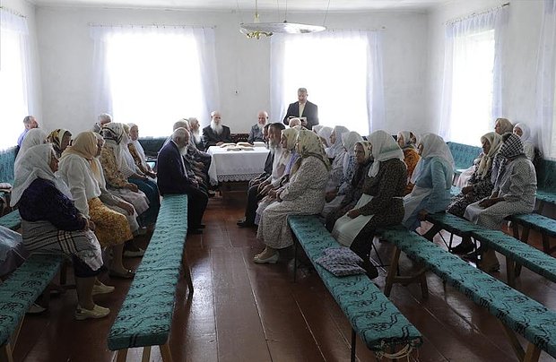 Село Ивановка, собрание молокан в молельном доме, 2013 год