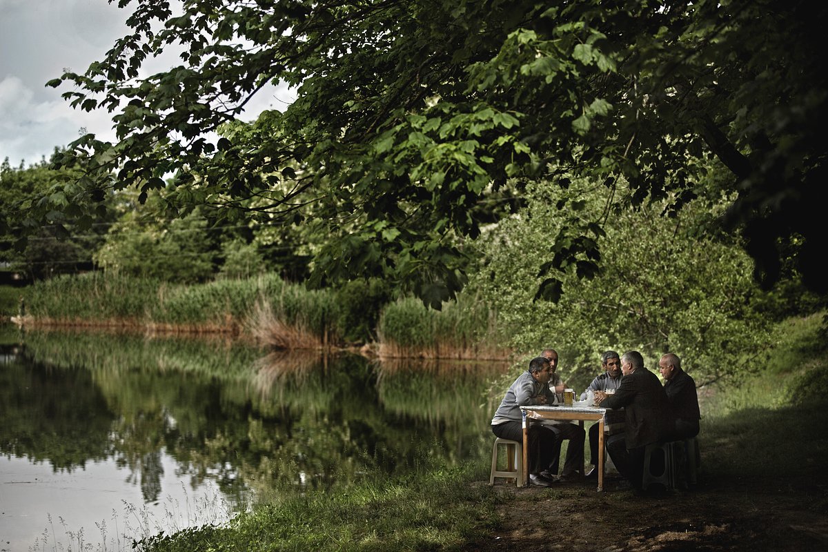 Молокане сидят у небольшого озера и пьют чай, село Ивановка, Исмаиллинский район, Азербайджан, 18 мая 2013 года