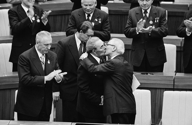 Леонид Брежнев и Эрих Хонеккер. Фото: Regis Bossu / Sygma / Getty Images