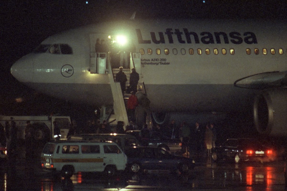 Эрих Хонеккер идет по трапу к самолету после двухмесячного тюремного заключения, 13 января 1993 года