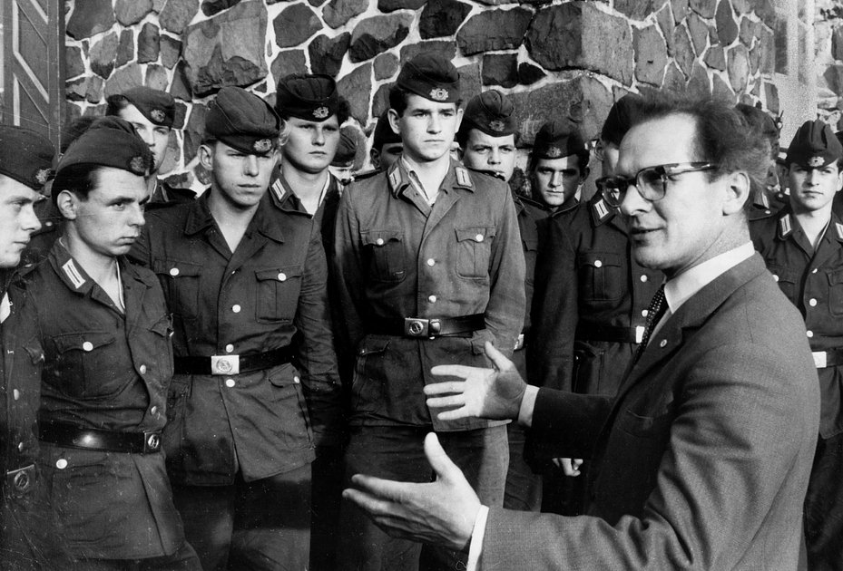 Эрих Хонеккер благодарит пограничников ГДР за службу, 1961 год