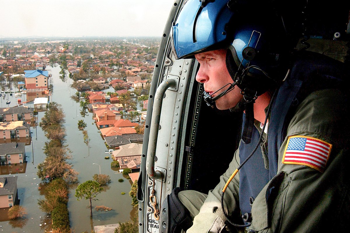Спасатели ищут выживших после урагана «Катрина» в Новом Орлеане, 2005 год