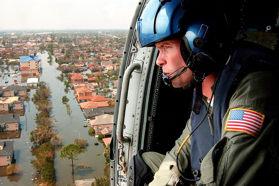 Спасатели ищут выживших после урагана «Катрина» в Новом Орлеане, 2005 год