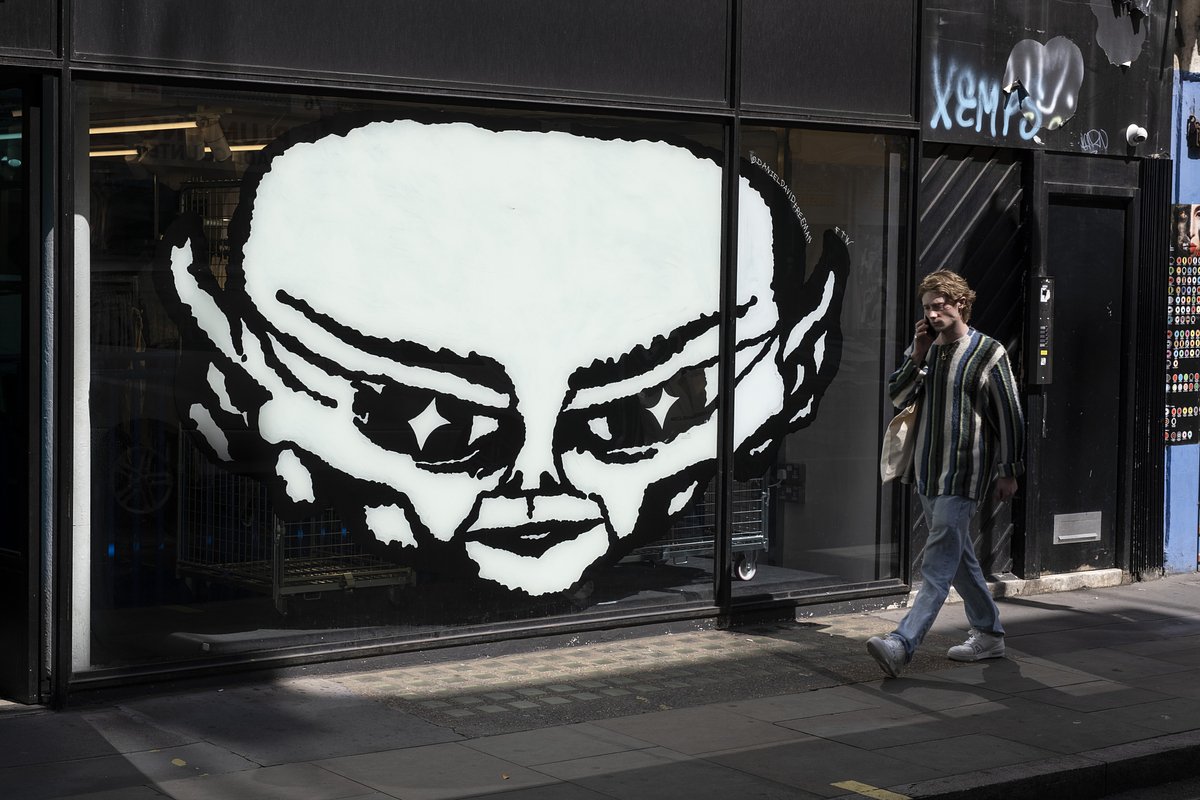 Изображение инопланетянина на витрине лондонского магазина
