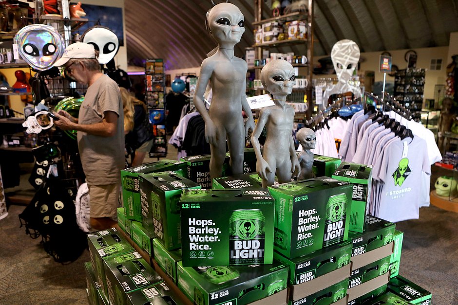 «Инопланетная» атрибутика в магазине возле «Зоны 51» в американском штате Невада