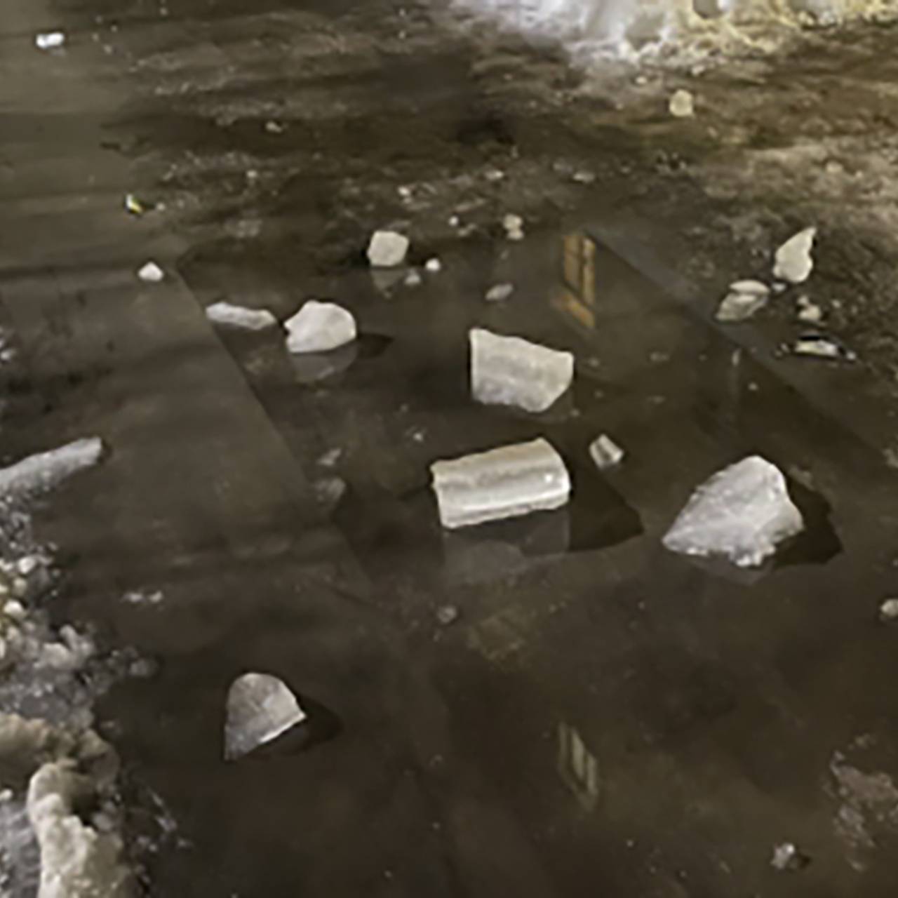 Глыбы льда обрушились на детей. В Щелково глыба льда. Ледяная глыба стразами. Глыба льда Березники фото. Глыба рухнула Серова 19.