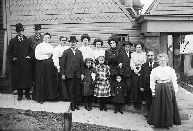 Несколько поколений семьи, проживающие под одной крышей, начало XX века