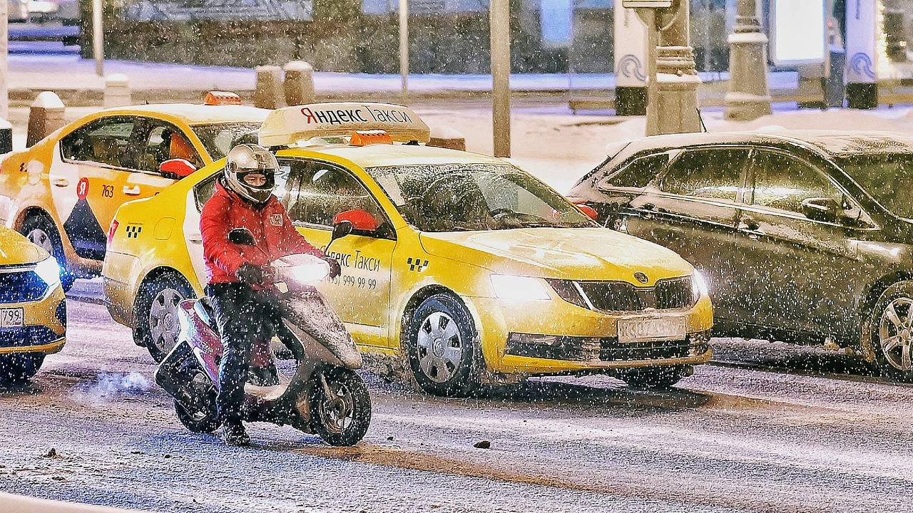 Власти Москвы попросили сервисы такси заморозить цены на новогодние  праздники: Бизнес: Экономика: Lenta.ru