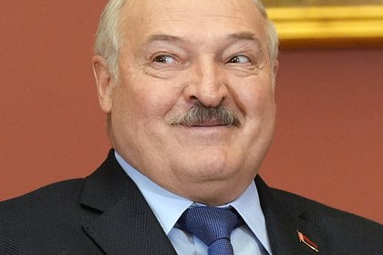 Лукашенко вручил подарки Деду Морозу и Снегурочке