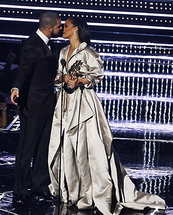 Поцелуй Рианны с рэпером Drake дал повод говорить об их романе. Церемония MTV Video Music Awards-2016
