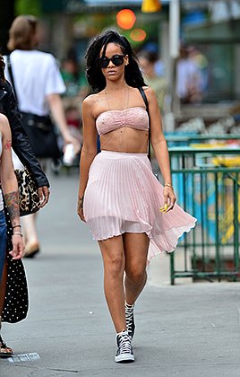 Рианна стала одной из первых звезд, превративших бюстье в предмет городского гардероба. Нью-Йорк, 2012 год
