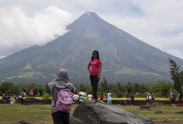 A local tourist poses in front of Mayon volcano in Daraga, Albay in central Philippines April 3, 2016. REUTERS/Erik De Castro