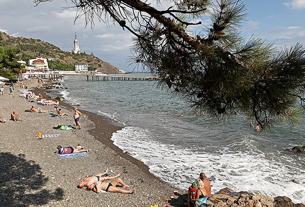 Туристы отдыхают у Сырных скал в Крыму