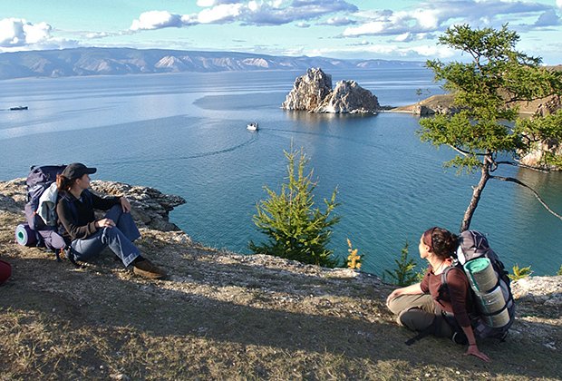 Туристы, путешествующие по острову Ольхон, во время отдыха у пролива Малое Море озера Байкал