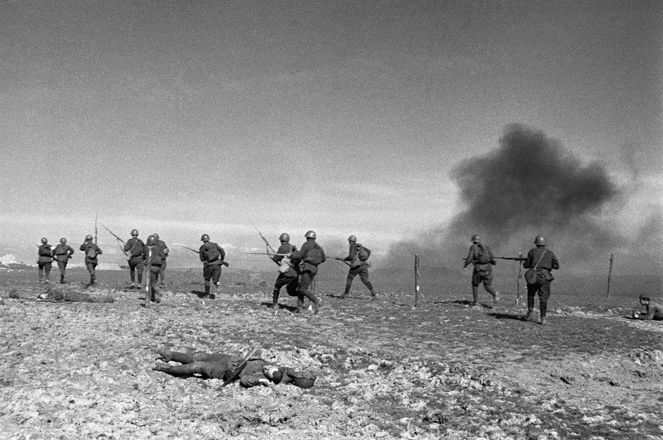 Бойцы Красной Армии во время атаки 