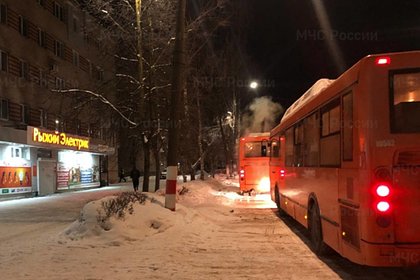 На трассе спасли замерзающих в сломавшемся автобусе российских туристов