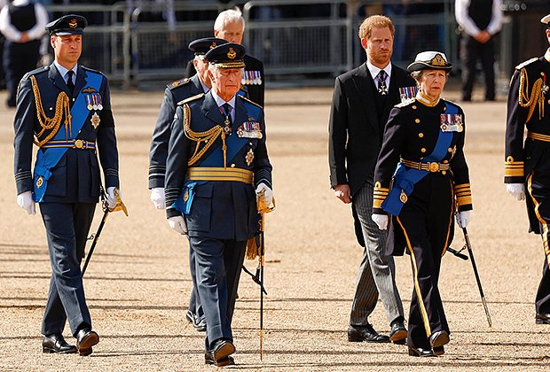 Принц Уильям (слева), король Карл III (в центре), принц Гарри и принцесса Анна (справа), а также другие члены королевской семьи на похоронах королевы Елизаветы II