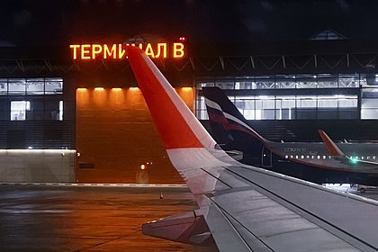 Подавший сигнал тревоги пассажирский Boeing 737 сел в Москве