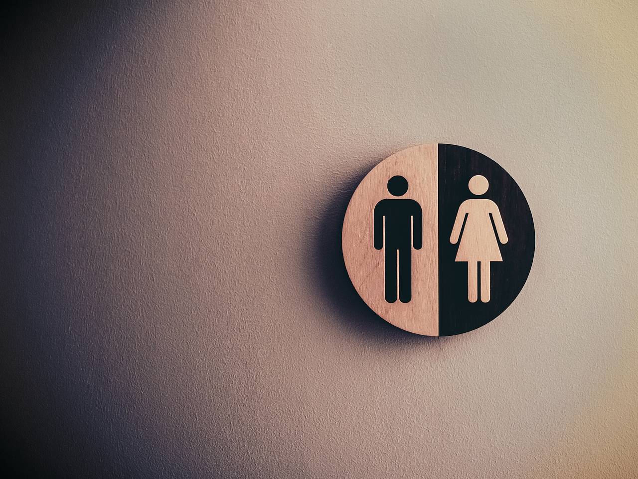 Пожилую женщину не пустили в туалет сразу в трех местах Волгодонска
