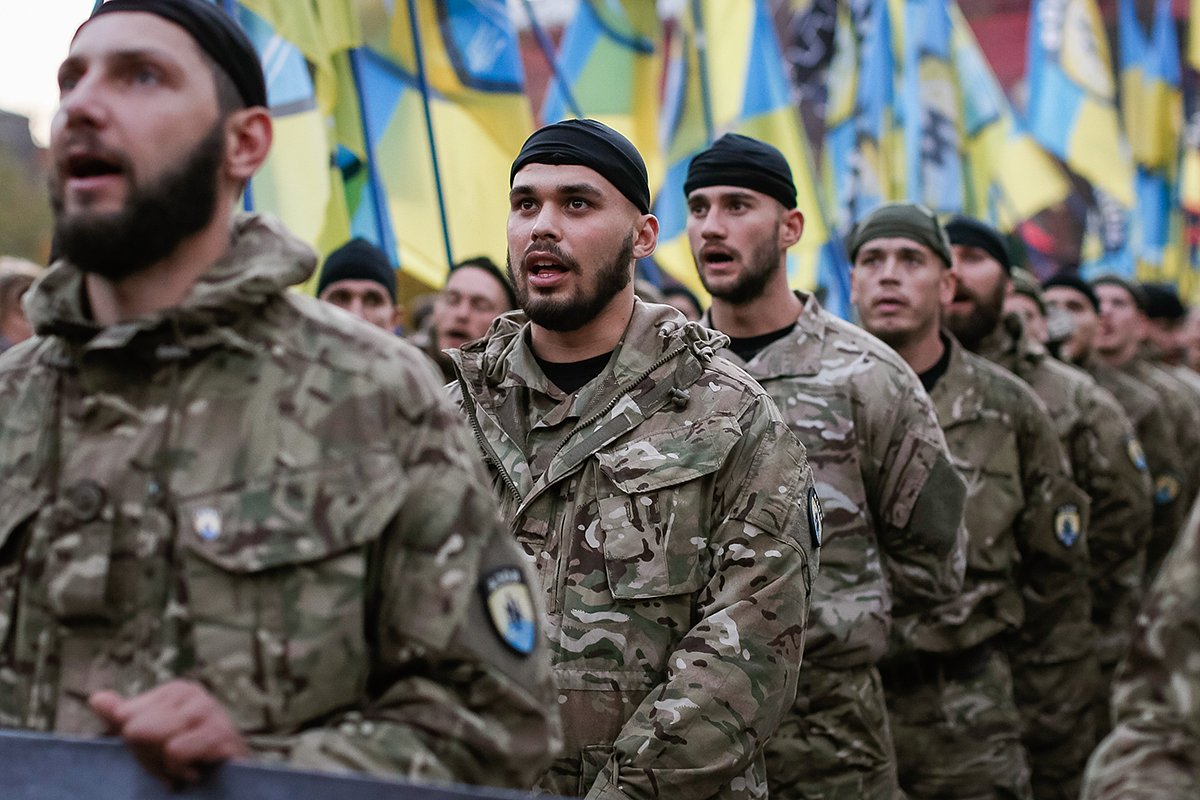 Бойцы украинского батальона «Азов» принимают участие в шествии, посвященном Дню украинского казачества в Киеве, 14 октября 2014 года