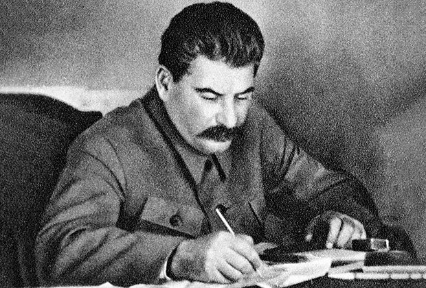 Генеральный секретарь ЦК ВКП(б) Иосиф Сталин в рабочем кабинете