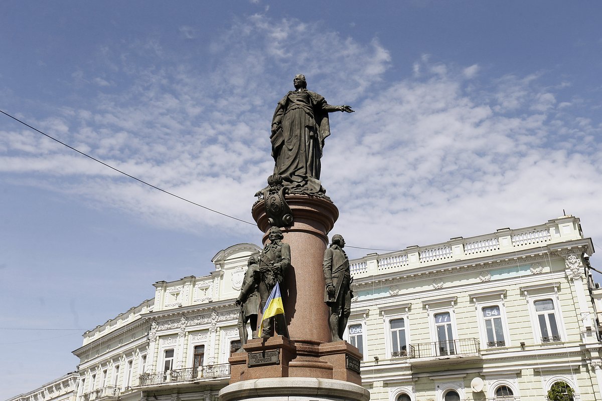 Памятник императрице Екатерине II во время митинга украинских активистов, Одесса, 2 сентября 2022 года