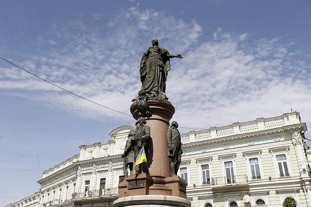 Памятник императрице Екатерине II во время митинга украинских активистов, Одесса, 2 сентября 2022 года. Фото: STR / NurPhoto / Getty Images