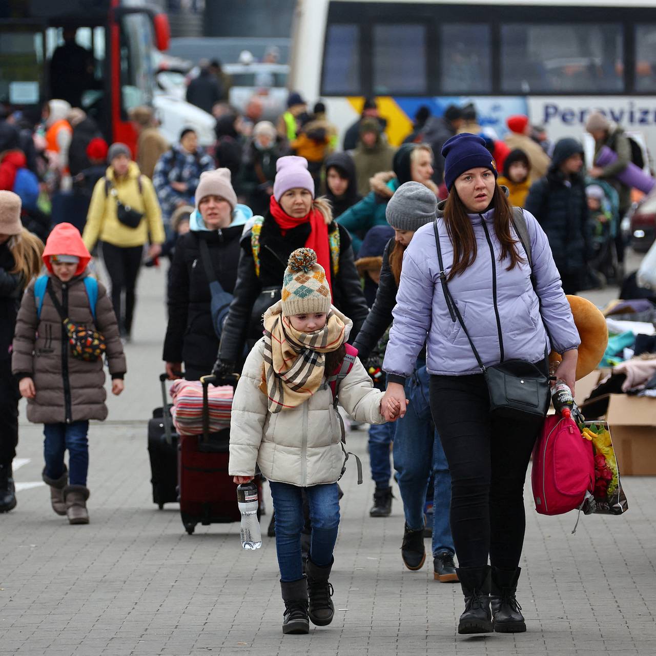 Население аляски. Толпа народа. Получат все жители которые. Люди на улице. Европейцы люди.