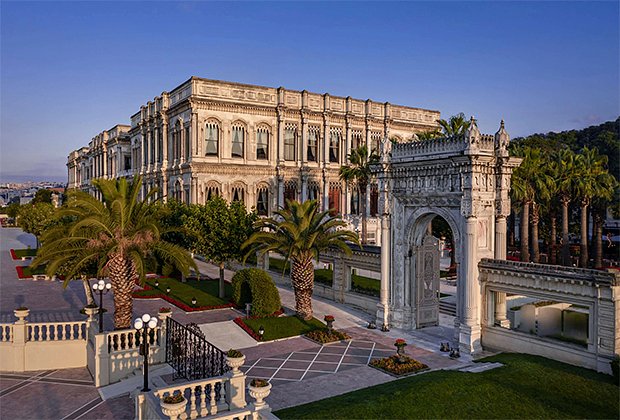 Здание отеля Çırağan Palace Kempinski, где прошла свадьба Сены Агаоглу и Корая Керкала