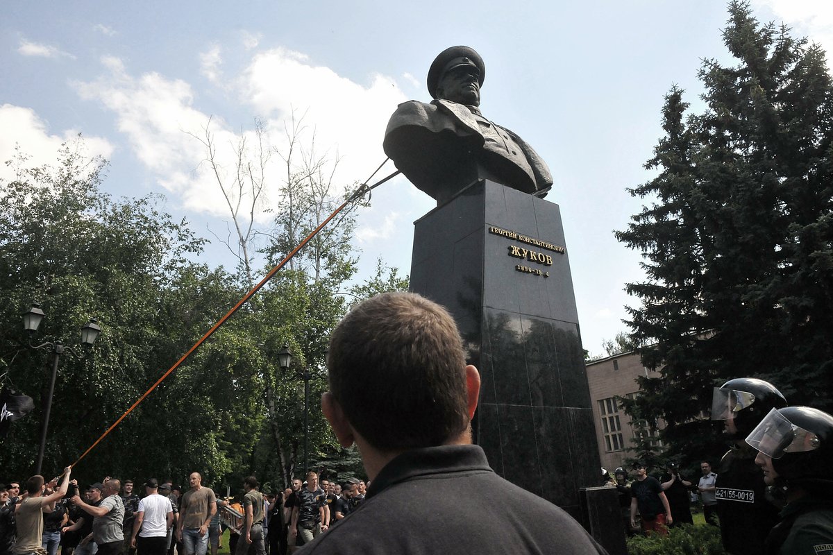 Активисты сносят памятник маршалу СССР Георгию Жукову в Харькове, 2 июня 2019 года