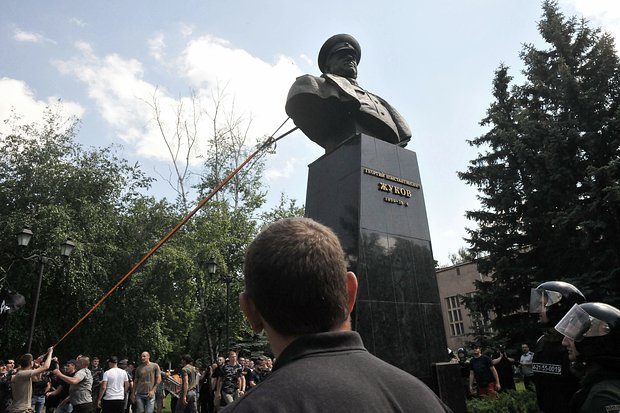 Активисты сносят памятник маршалу СССР Георгию Жукову в Харькове, 2 июня 2019 года. Фото: AP