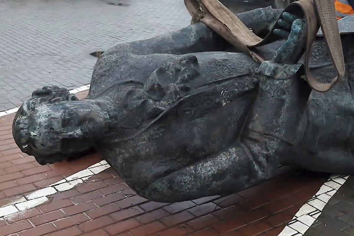 Статуя ученого Михаила Ломоносова лежит на земле после демонтажа в Днепре, 6 января 2023 года