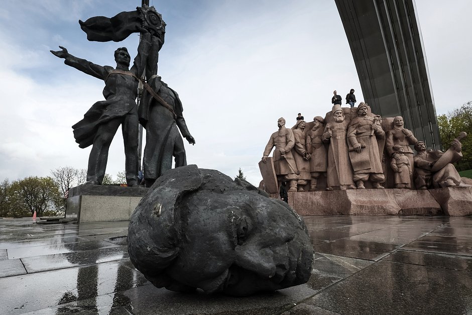 Советский памятник дружбе между украинским и русским народами во время его сноса, Киев, 26 апреля 2022 года
