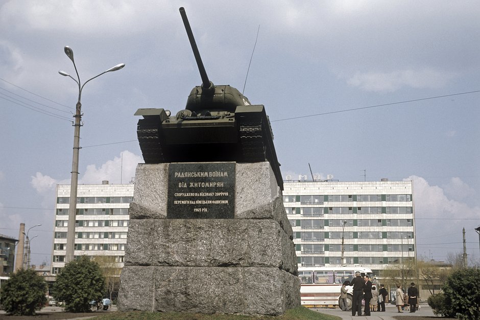 Танк-памятник советским воинам на площади Победы в Житомире