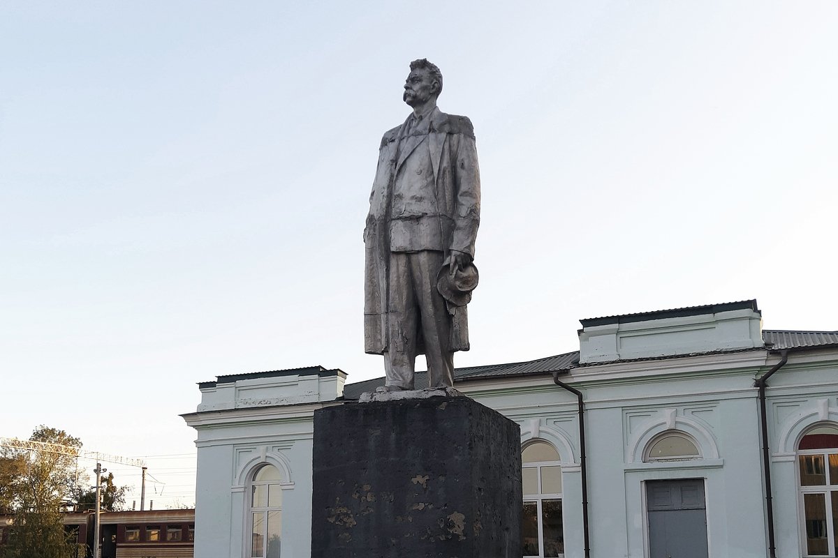 Памятник писателю Максиму Горькому в селе Кегичевка