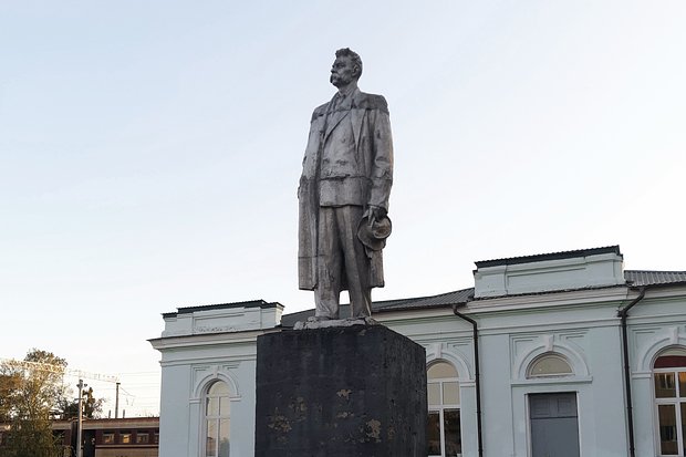 Памятник писателю Максиму Горькому в селе Кегичевка. Фото: Wikipedia