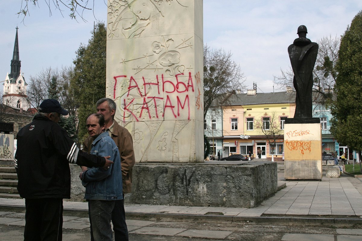 Памятник советскому воину-освободителю, установленный на центральной площади города Стрыя Львовской области