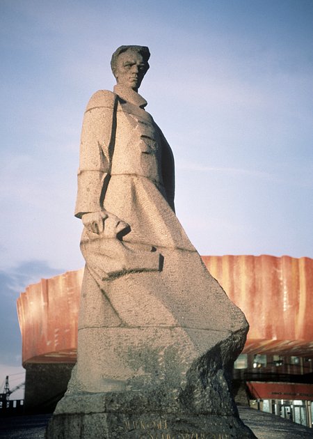 Памятник Николаю Островскому, советскому писателю, в городе Шепетовке