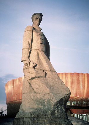 Памятник Николаю Островскому, советскому писателю, в городе Шепетовке. Фото: Шерстенников / РИА Новости