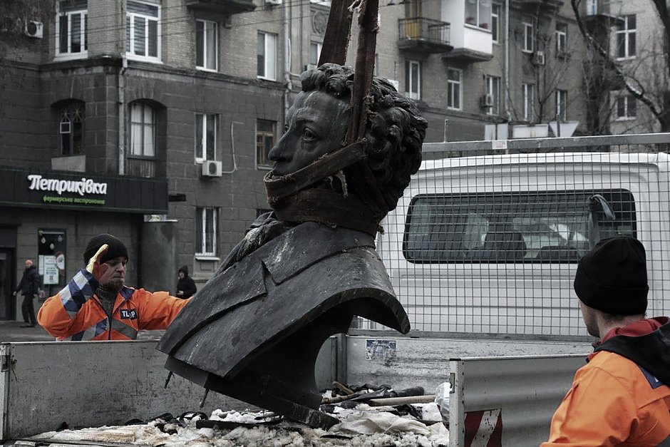 Муниципальные работники демонтируют памятник писателю Александру Пушкину в центре Днепра, 16 декабря 2022 года