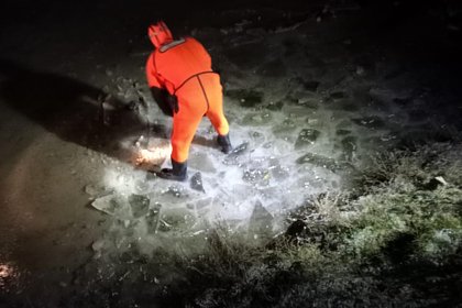 Россиянин решил сократить дорогу до дома, упал и вмерз в лед