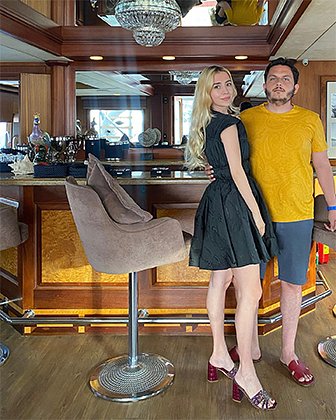 Сена и Корай любят отдыхать на яхте и выбирают вещи люксовой французской марки Hermès