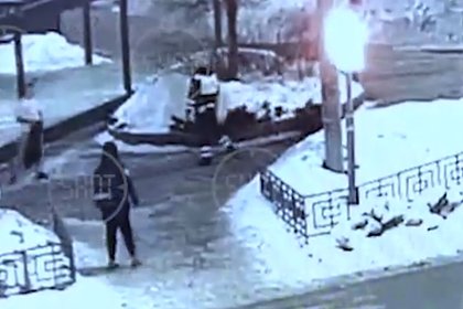 Закидывающие машину ДПС снежками россияне попали на видео
