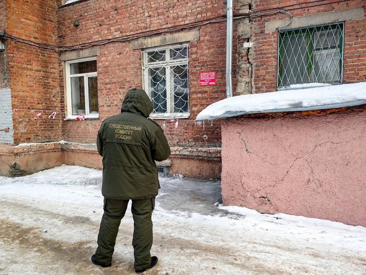 Треснувший от холода дом в российском городе отремонтируют весной: Дом:  Среда обитания: Lenta.ru