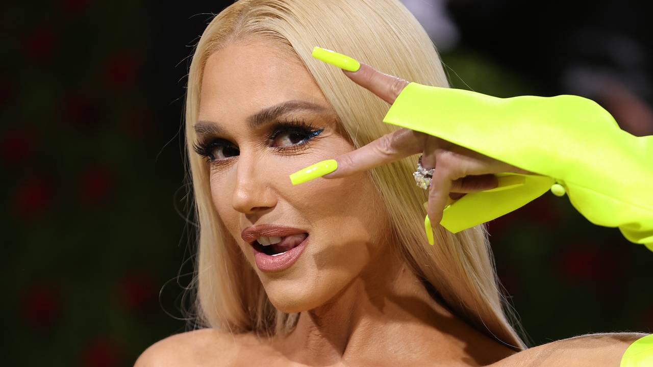 Әзірбайжан тікелей секс видео Ер адам әйелін бағанаға мықтап байлады.